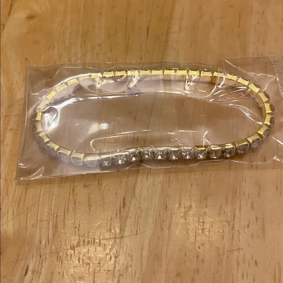 Gold tone & crystal stretch Bracelet. New NIP - Picture 3 of 3